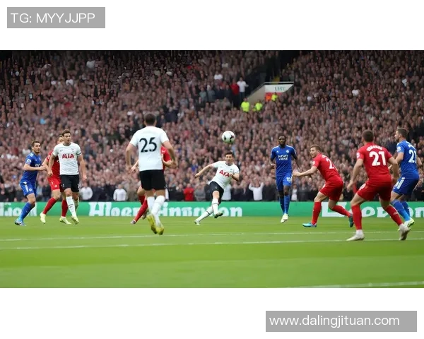 30号球星闪耀绿茵场 引领球队攻守平衡成就精彩足球赛事 30号球星闪耀绿茵场 引领球队攻守平衡成就精彩足球赛事