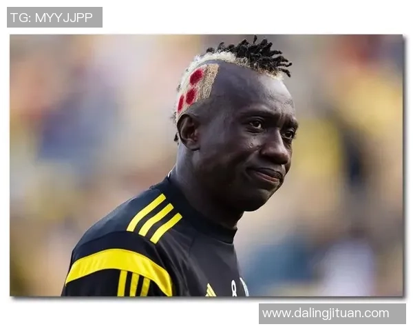 足球场上奋力拼搏的女足球明星励志头像展现女性力量与运动激情 足球场上奋力拼搏的女足球明星励志头像展现女性力量与运动激情