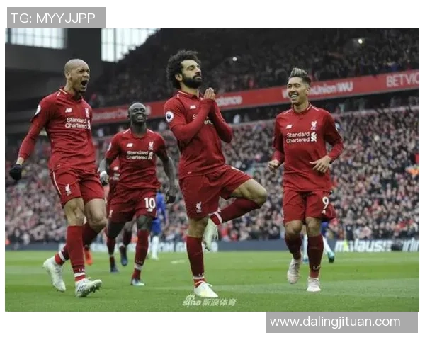 足球巨星璀璨之路：从青涩少年到全球偶像的成长历程