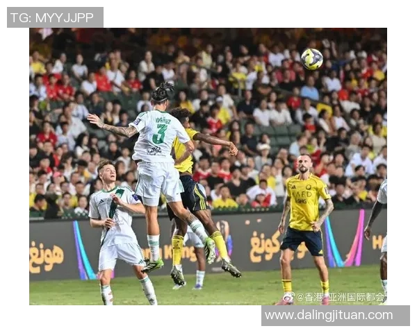 足球巨星倾情回馈球迷展现真挚情感与荣耀时刻 足球巨星倾情回馈球迷展现真挚情感与荣耀时刻